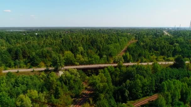 Воздушный обзор пересечения автомобильной и железнодорожной дорог вблизи Чернобыльской АЭС — стоковое видео