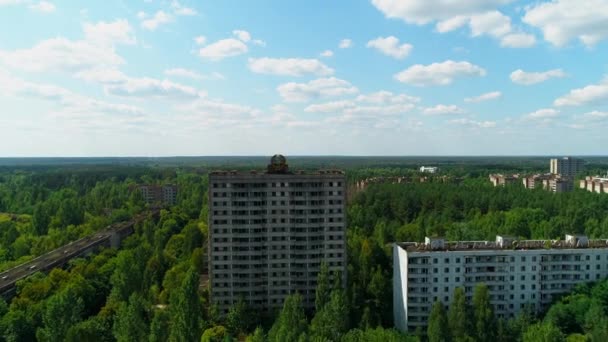 Flygfoto över övergivna byggnader och gator i staden Pripyat nära Tjernobyl — Stockvideo
