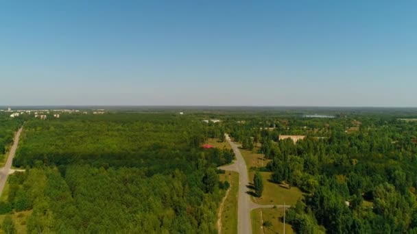 Pripyat ve Çernobil yakınlarındaki orman ve yolların havadan görüntüsü. — Stok video