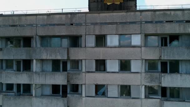 Luftaufnahme eines Gebäudes in der Stadt Pripjat in der Nähe des Kernkraftwerks Tschernobyl — Stockvideo
