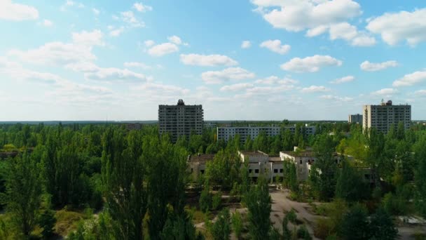 Vista aérea de edificios abandonados y calles en la ciudad de Pripyat cerca de Chernobyl — Vídeos de Stock