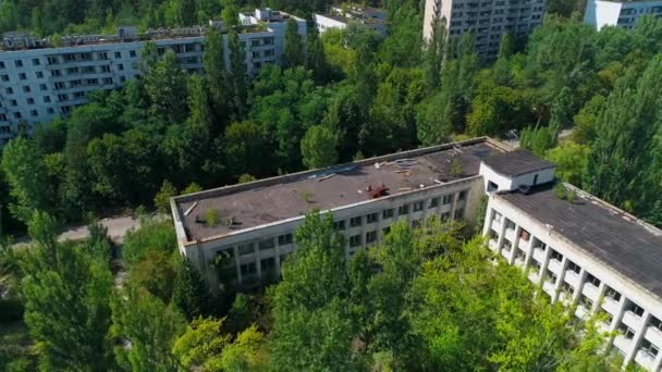 Letecký pohled na opuštěné budovy a ulice ve městě Pripyat u Černobylu — Stock video