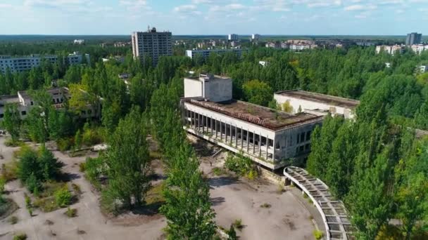 Luchtfoto van verlaten sportcomplex in stad Pripyat bij Tsjernobyl — Stockvideo