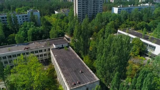 Vista Aérea Edificios Abandonados Calles Cubiertas Árboles Ciudad Pripyat Cerca — Vídeos de Stock