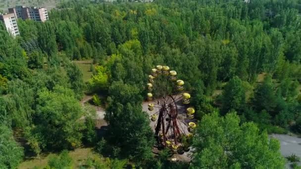 Vue aérienne de la roue ferris dans la ville Pripyat près de la centrale nucléaire de Tchernobyl. Casseroles à gauche. Zone d'exclusion. Images de drone 4K .