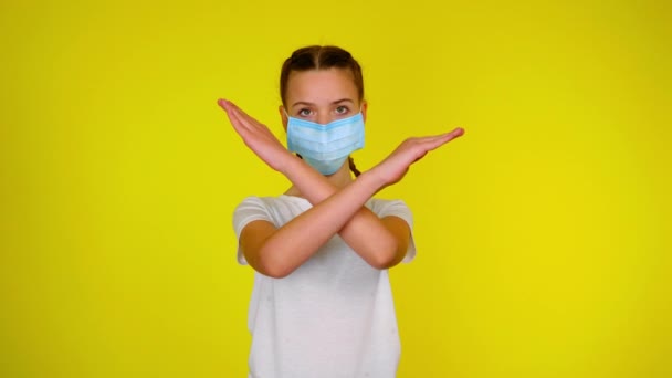 Teen Girl Medical Mask Looks Camera Keeps Her Arms Crossed — ストック動画