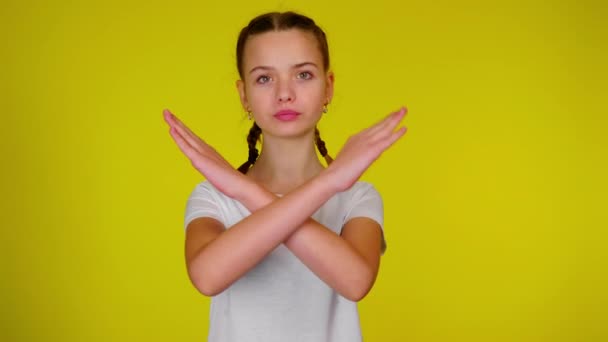 Chica Adolescente Una Camiseta Blanca Mira Cámara Mantiene Los Brazos — Vídeo de stock