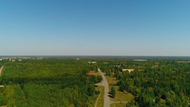 Vue aérienne panorama de la forêt et des routes près de la ville Pripyat et Tchernobyln — Video