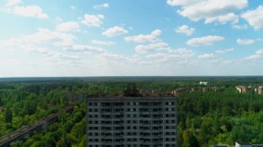 Çernobil yakınlarındaki Pripyat kentindeki terk edilmiş binaların ve sokakların hava görüntüsü