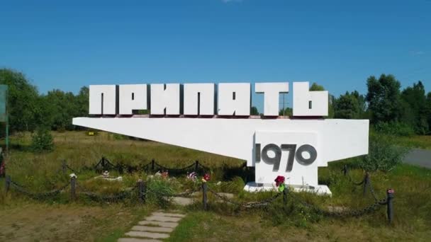 Çernobil nükleer santrali yakınlarındaki Pripyat kentinin girişindeki anıt.. — Stok video