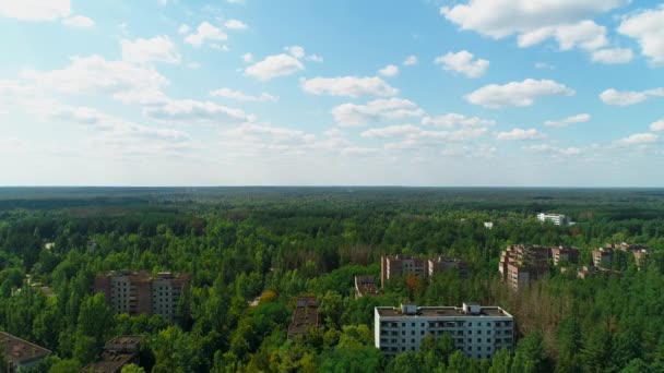 Légi kilátás elhagyott épületek és utcák város Pripyat Csernobil közelében — Stock videók