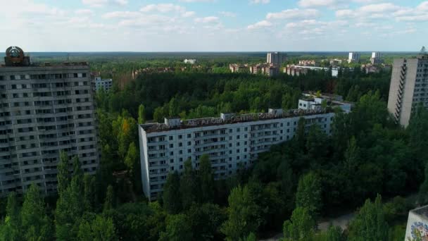 Çernobil yakınlarındaki Pripyat kentindeki terk edilmiş binaların ve sokakların hava görüntüsü — Stok video