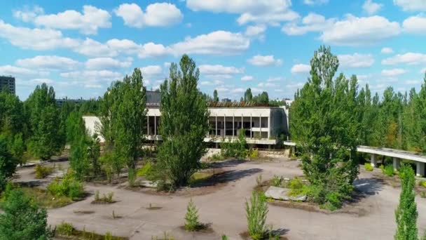 Luchtfoto van verlaten sportcomplex in stad Pripyat bij Tsjernobyl — Stockvideo