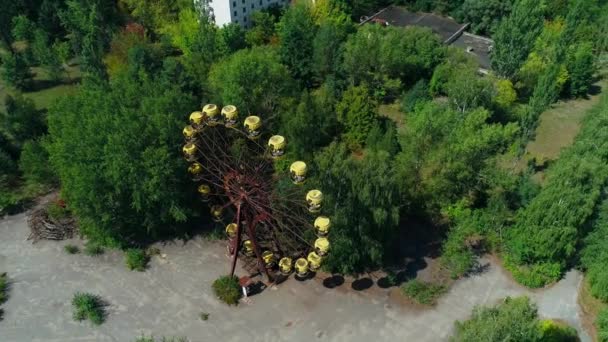 Вид с воздуха на колесо обозрения в городе Припять вблизи Чернобыльской АЭС — стоковое видео