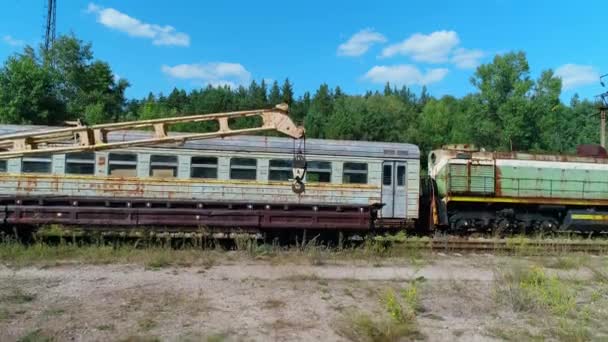 Luftaufnahme einer Müllkippe aus verlassenen rostigen Zügen in der Stadt Pripjat in der Nähe von Tschernobyl — Stockvideo