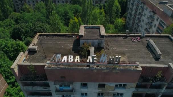 Çernobil yakınlarındaki Pripyat kentindeki terk edilmiş bina ve caddelerin hava görüntüsü — Stok video