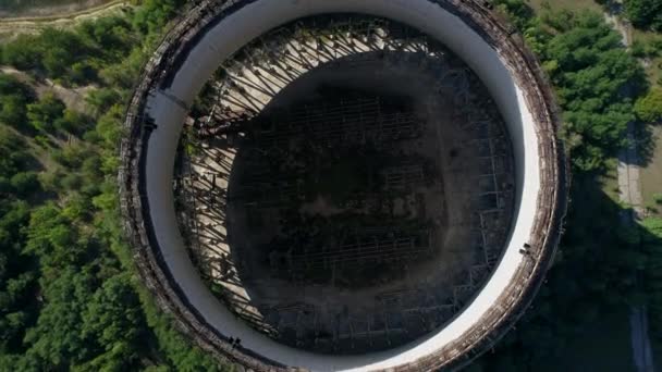 Vista aérea superior da torre de resfriamento para quinto, sexto reatores nucleares de Chernobyl — Vídeo de Stock