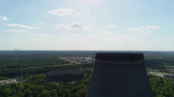 Vue aérienne des tours de refroidissement des cinquième et sixième réacteurs nucléaires de Tchernobyl — Video