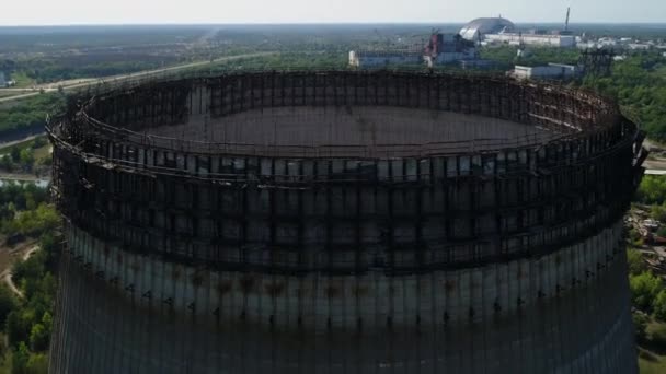 Vista aérea das torres de arrefecimento dos quinto e sexto reactores nucleares de Chernobil — Vídeo de Stock