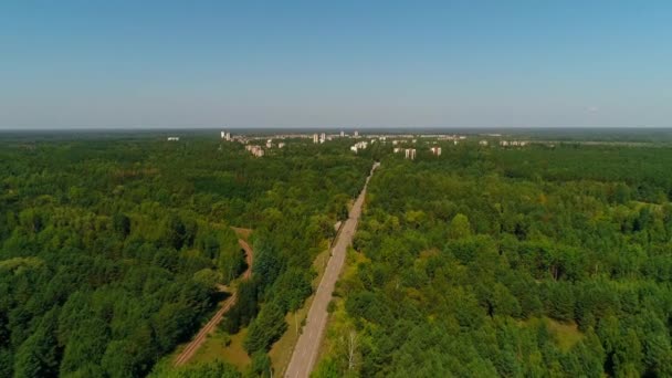 Çernobil yakınlarındaki ormanın, yolların ve Pripyat 'ın hava manzarası — Stok video