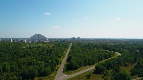 Letecký pohled na lesy a silnice v blízkosti jaderné elektrárny Černobyl — Stock video