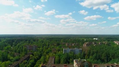Çernobil yakınlarındaki Pripyat kentindeki terk edilmiş binaların ve sokakların hava görüntüsü