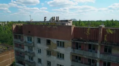 Terk edilmiş binanın ve Çernobil yakınlarındaki Pripyat şehrinin havadan görüntüsü