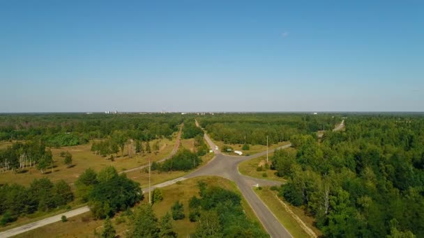 Воздушный обзор транспортного перекрестка вблизи города Припять и Чернобыля — стоковое видео