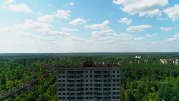 Çernobil yakınlarındaki Pripyat kentindeki terk edilmiş binaların ve sokakların hava görüntüsü — Stok video