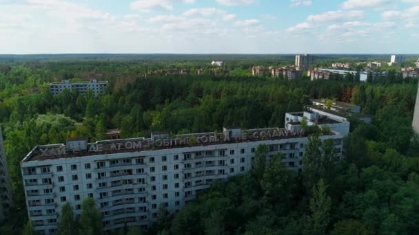 Flygfoto över övergivna byggnader och gator i staden Pripyat nära Tjernobyl — Stockvideo
