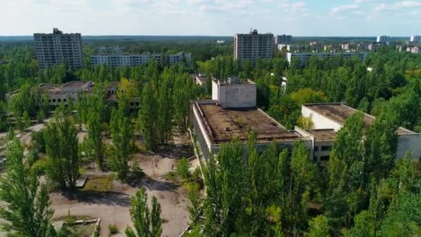 Çernobil yakınlarındaki Pripyat 'taki terk edilmiş spor kompleksinin ve sokakların havadan görüntüsü — Stok video