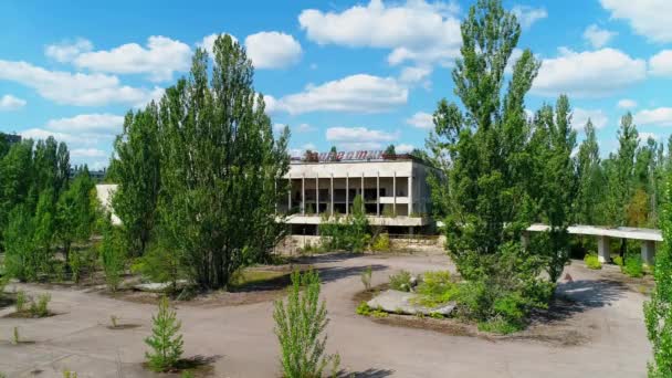 Flygfoto över övergivna sportanläggningar och gator i Pripyat nära Tjernobyl — Stockvideo