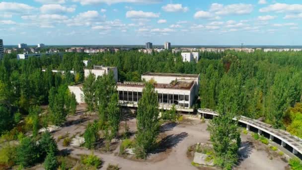 Çernobil yakınlarındaki Pripyat kentindeki terk edilmiş spor kompleksinin hava görüntüsü — Stok video