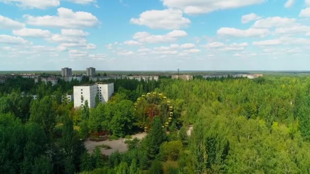 Çernobil nükleer santrali yakınlarındaki Pripyat şehrindeki dönme dolabın havadan görüntüsü. — Stok video