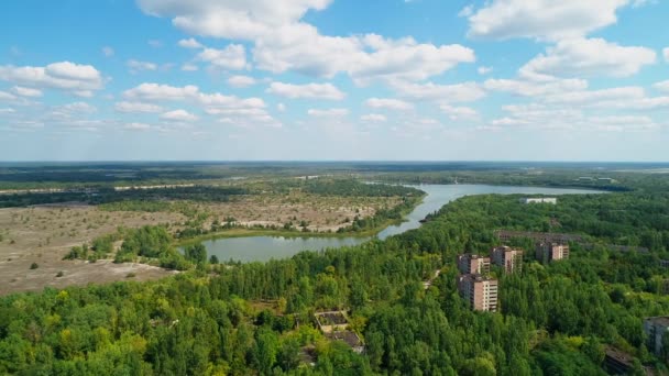 Flygfoto över övergivna byggnader, sjö och gator i Pripyat nära Tjernobyl — Stockvideo