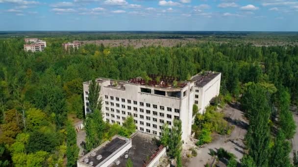 Luchtfoto van verlaten hotel en straten in de stad Pripyat bij Tsjernobyl — Stockvideo