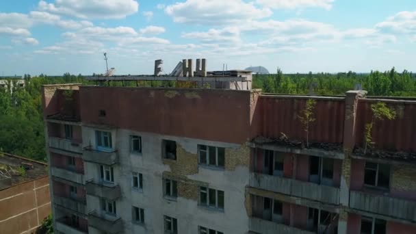 Letecký pohled na opuštěnou budovu a ve městě Pripyat u Černobylu — Stock video