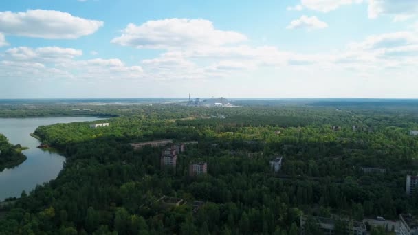 Flygfoto över övergivna byggnader, sjö och streein stad Pripyat nära Tjernobyl — Stockvideo