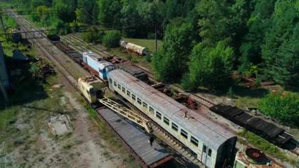 Letecký pohled na skládku opuštěných rezavých vlaků ve městě Pripyat u Černobylu — Stock video