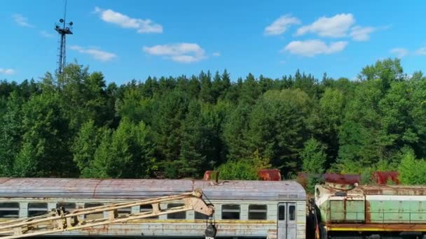 Vista aérea de uma lixeira de trens enferrujados abandonados na cidade Pripyat perto de Chernobyl — Vídeo de Stock