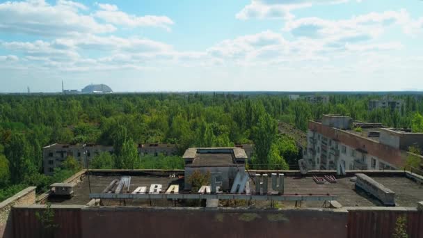 Vue aérienne du bâtiment abandonné et des rues de la ville Pripyat près de Tchernobyl — Video