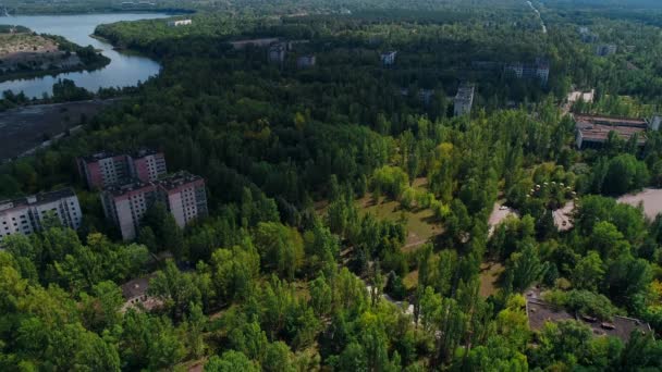 Vue aérienne des bâtiments abandonnés et des rues de la ville Pripyat près de Tchernobyl — Video