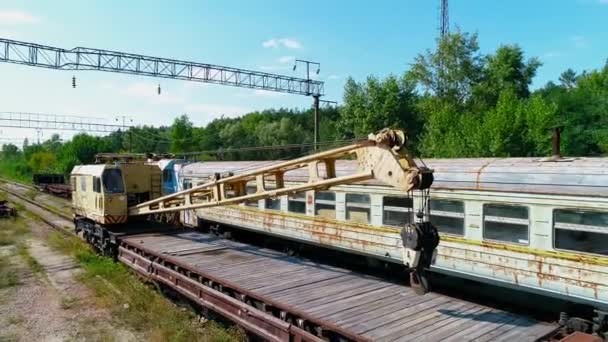 Vista aérea de un vertedero de trenes oxidados abandonados y grúa cerca de Chernobyl NPP — Vídeo de stock
