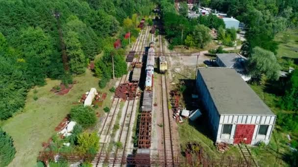 Terk edilmiş paslı trenlerin hava manzarası Çernobil yakınlarındaki Pripyat şehridir. — Stok video