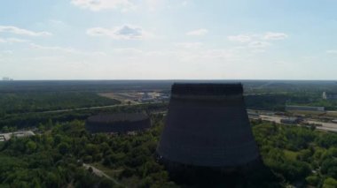 Çernobil Npp 'in nükleer reaktörleri için bitmemiş soğutma kulelerinin hava görüntüsü