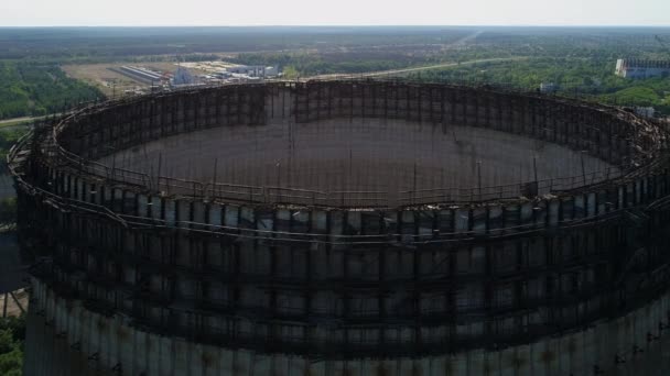 Çernobil Npp 'in nükleer reaktörleri için bitmemiş soğutma kulesinin hava görüntüsü — Stok video