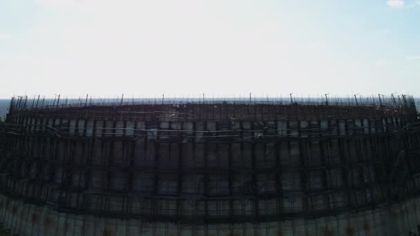 Çernobil 'in beşinci ve altıncı nükleer reaktörleri için soğutma kulesinin hava görüntüsü — Stok video