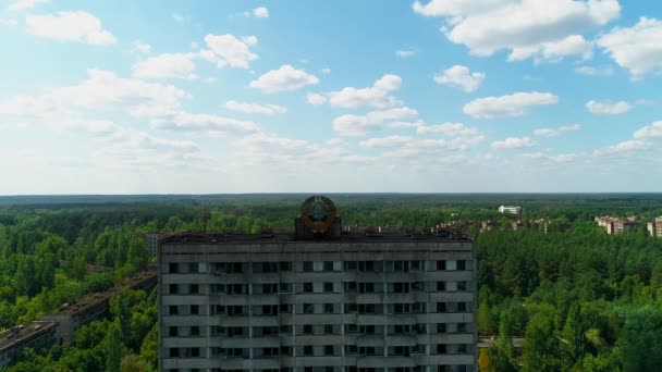 Вид с воздуха на заброшенное здание и улицы города Припять вблизи Чернобыля — стоковое видео
