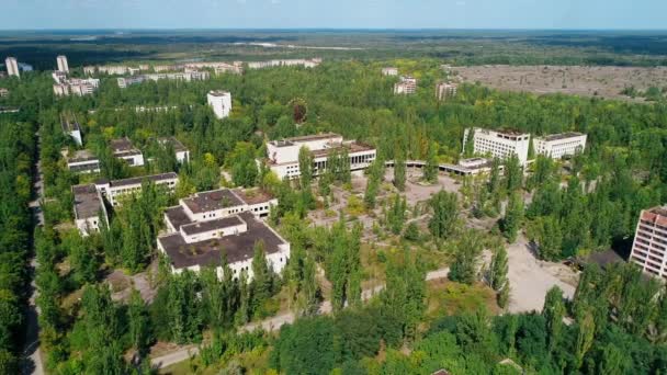 Vista aérea de edifícios abandonados e ruas na cidade Pripyat perto de Chernobyl — Vídeo de Stock