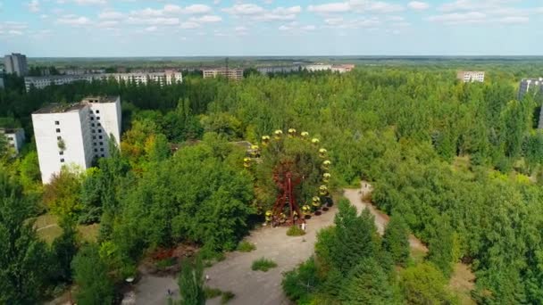 Vista aérea de la noria en la ciudad de Pripyat cerca de la central nuclear de Chernobyl — Vídeos de Stock